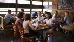 Movimento nos bares e restaurantes sobe 4,9% nos últimos 12 meses, revela IBGE