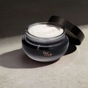 O Boticário apresenta Creme Aveludado Her code. O prazer é feminino. O prazer é todo seu.