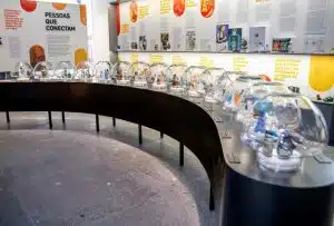 Espaço Memória do Vidro, da Wheaton, abriga o maior acervo de embalagens de vidro para cosméticos e perfumaria do mundo
